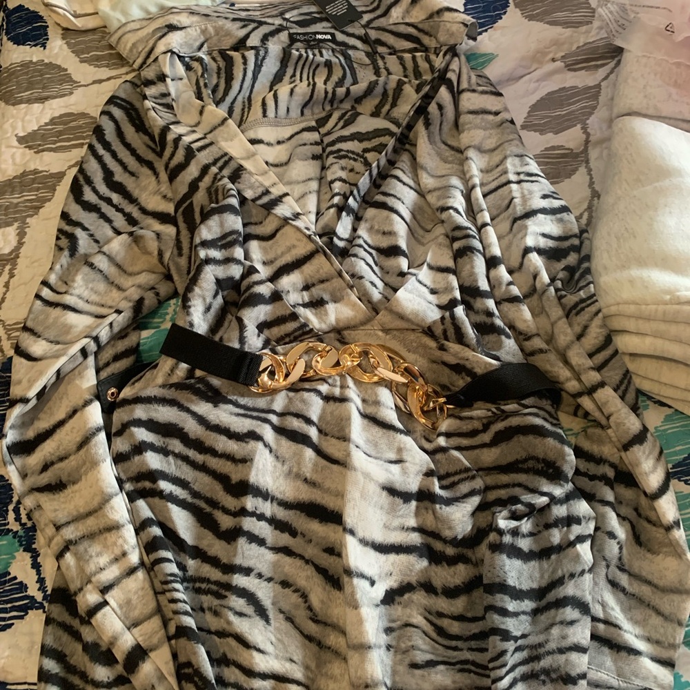 Fashion nova brand new dress comes with removable belt